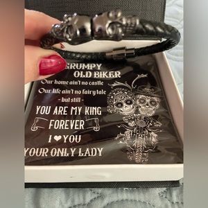 New MENS leather and skull bracelet